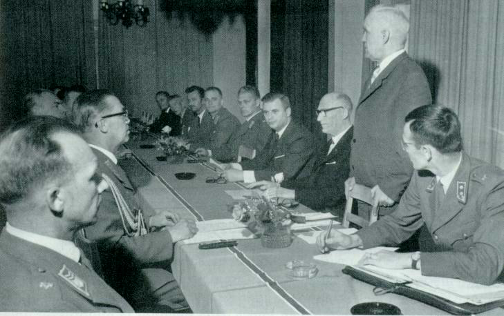 Viestikillan valtuuskunnan kokous Riihimäellä 1964. Kenraaliluutnantti Olavi Huhtala seisomassa, hänen oikealla puolellaan mm. A.R. Saarmaa ja Martti Rusi sekä vasemmalla Reino Mäkelä. Hänen edessään eversti Aijol Brandt ja hänen oikealla puolella Olavi Havia.