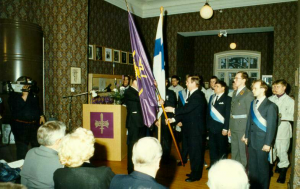 Viestikillan lippua luovuttamassa Viestimuseossa 27.2.1988 Martti Rusi