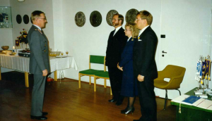 UVK:n 25-vuotisjuhlista .10.1990. Vasemmalla viestitarkastaja eversti Kalevi Markkula ja oikealla edestä alkaen Jukka Kalervo, Ulla-Maija Lamberg ja Martti Rusi
